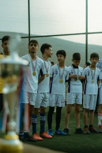 Equipo juvenil posando con sus medallas tras una competición